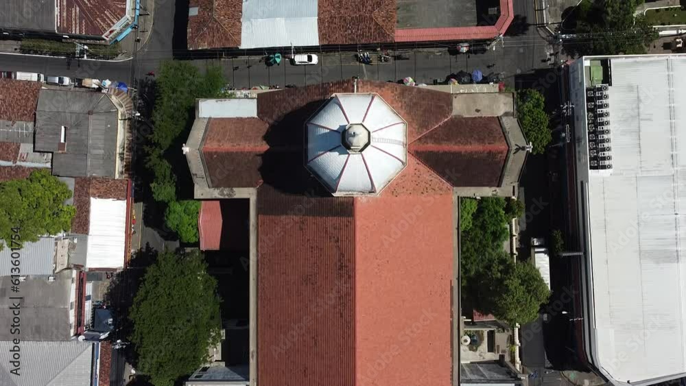 Catedral latinoamericana durante una tarde soleada tomada con un drone dron