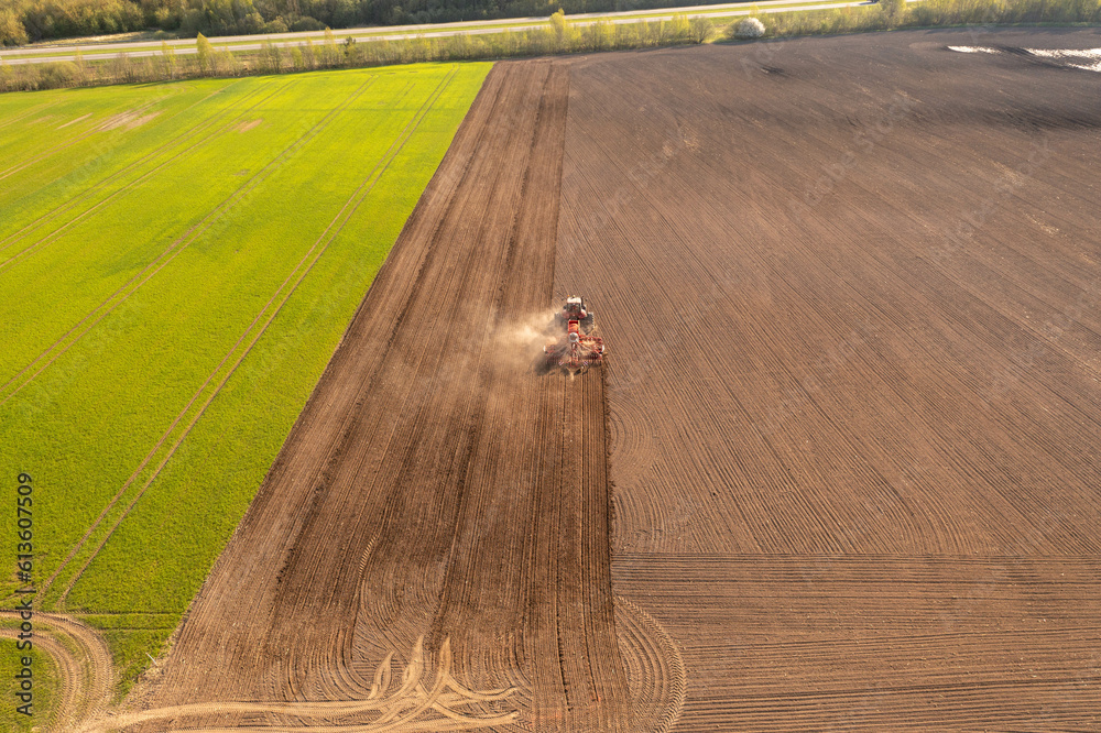 Obraz premium Drone photography of agricultural machinery working in cultivated field