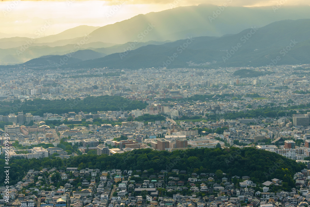 夕日の光芒に照らされる京都の街並み