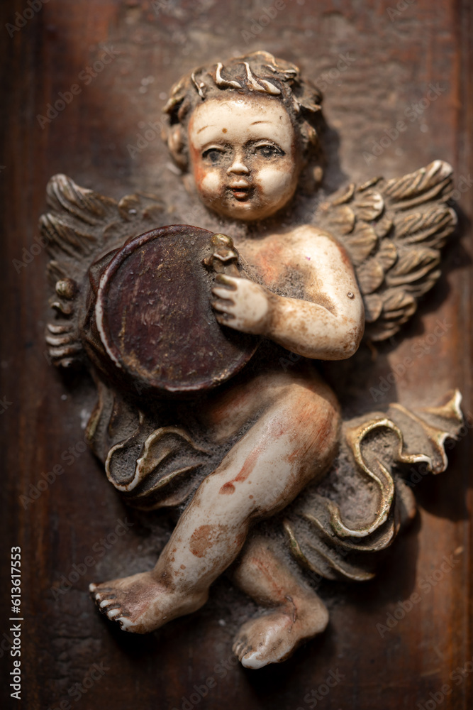 angelito con alas adosado a caja de madera barroca lleno de polvo, olvidado.