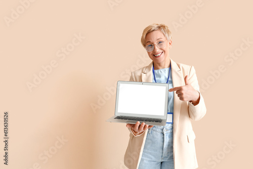Smiling businesswoman point...