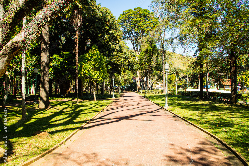 Caminho em uma praça no centro de Caldas Novas, Minas Gerais