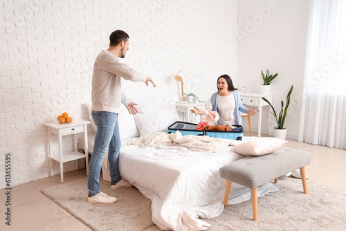 Angry young woman packing h...