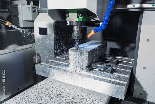 Fotografia Milling metal with an end mill on a CNC machine