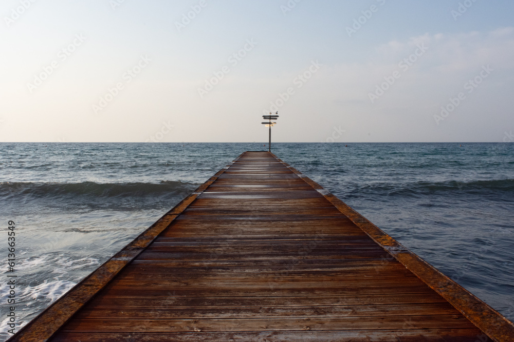 pontile sul mare con cartello e gabbiani pontile sul mare con cartello e gabbiani