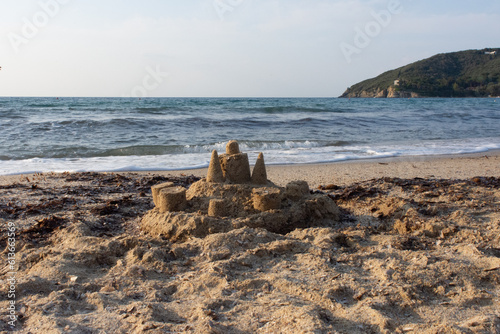 castello di sabbia sulla riva del mare photo