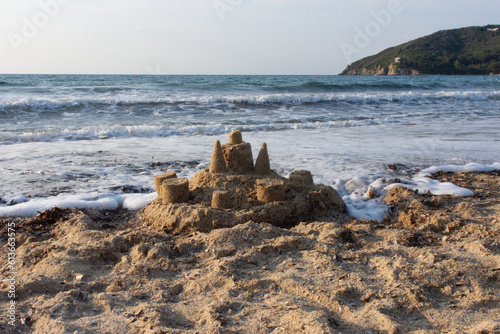 castello di sabbia sulla riva del mare