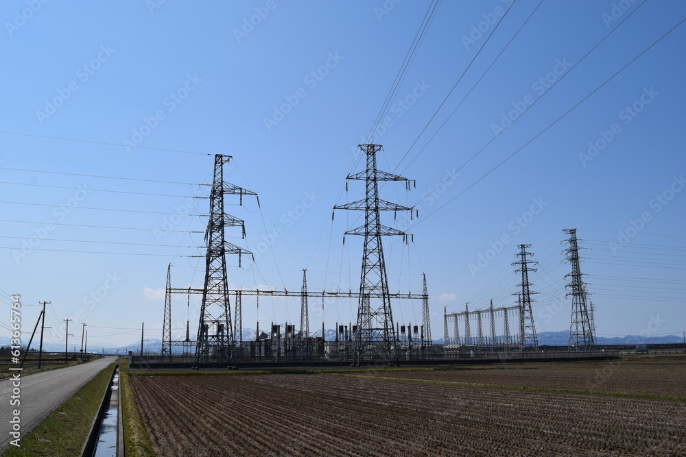 屋外変電設備と送電塔 屋外変電設備と送電塔