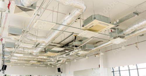 sufit podwieszany z przewodami klimatyzacji wentylacja przemysłowa © makiem zasiane
