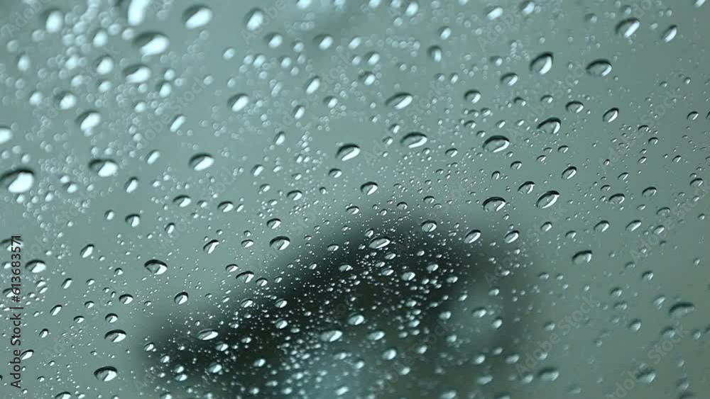 車の窓ガラスに降る雨の水滴
車の窓ガラスに降る雨の水滴