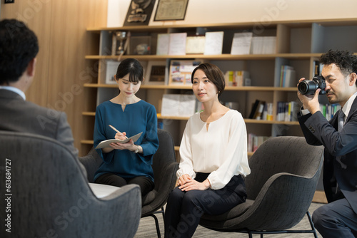 Fotografia Scene of a corporate interview with the president at the company Multiple camera