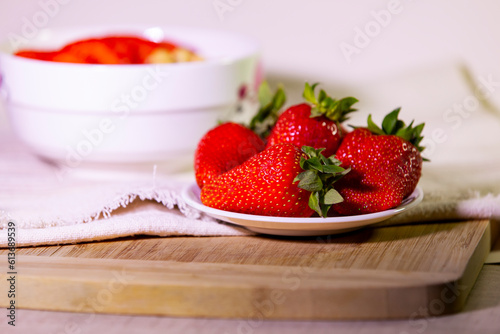 Obraz na płótnie Big juicy strawberries on a plate. w salonie