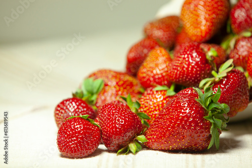 Obraz na płótnie Big juicy strawberries on a napkin. Closeup with copy space. w salonie