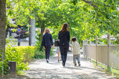 Φωτογραφία 通勤する母親　commuting mother