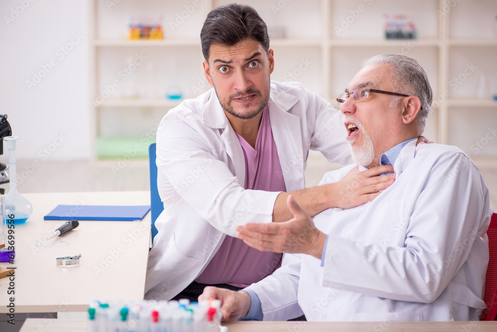 Obraz premium Two male chemists working at the lab