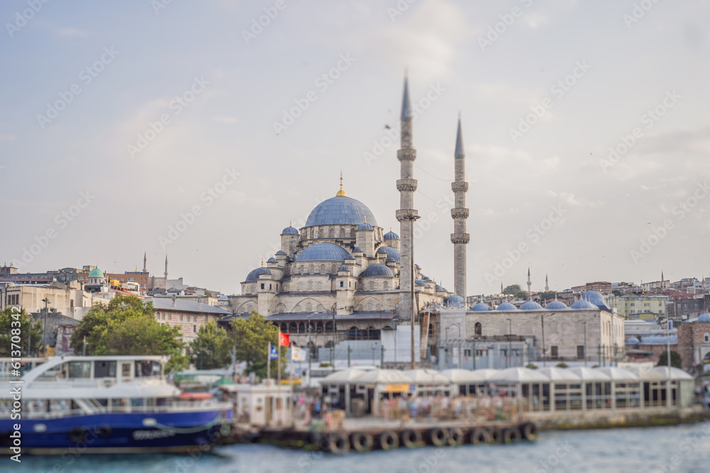 Fototapeta premium Yeni Cami New Mosque in Eminonu Istanbul, Turkey