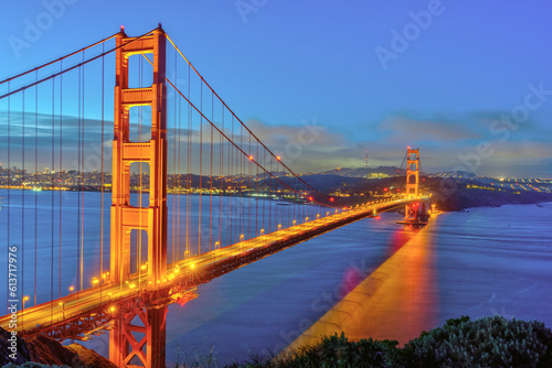 Fototapeta Naklejka Na Ścianę i Meble -  The iconic Golden Gate Bridge in San Francisco at twilight