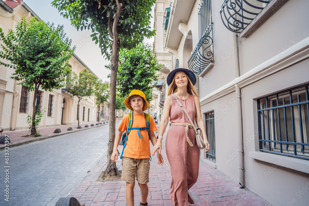 Ταπετσαρία Mother and son tourists walk through the old streets of Istanbul