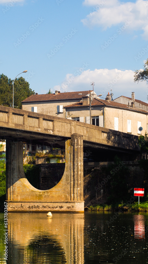 Vue sur le pont, enjambant le Lot, à proximité du village de Liboussou, dans le Lot-et-Garonne