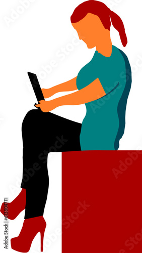 Junge moderne Frau mit High Heels sitzt am Laptop