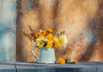 Papier peint photo Établissements de soins Chrysanthèmes en pichet mur ancien  © Maya Kruchancova