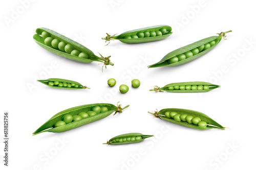 Obraz na płótnie A collection of fresh home grown organic green peas, pea pods isolated against a transparent background. w salonie