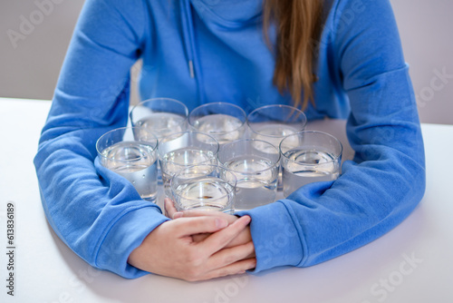 Picie ośmiu szklanek wody dziennie