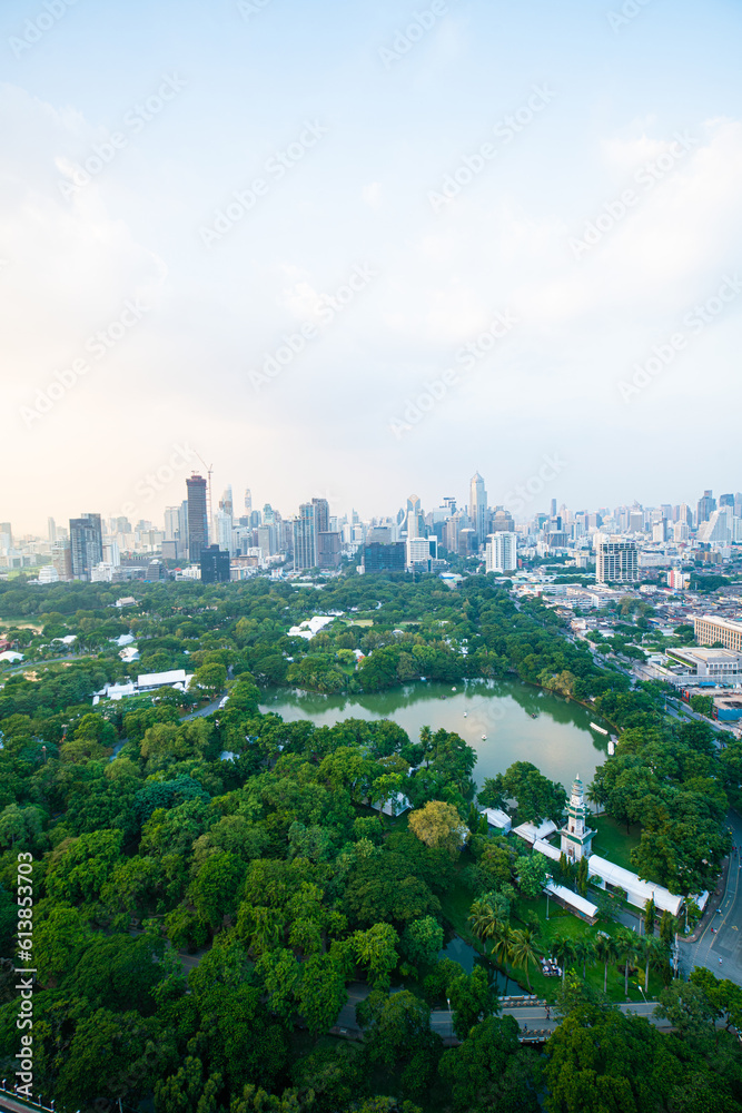 Obraz premium Aerial view Bangkok city Lumpini public park with office building urban background