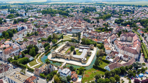 Schilderij op canvas Aerial view of the square-based medieval castle of Brie Comte Robert surrounded