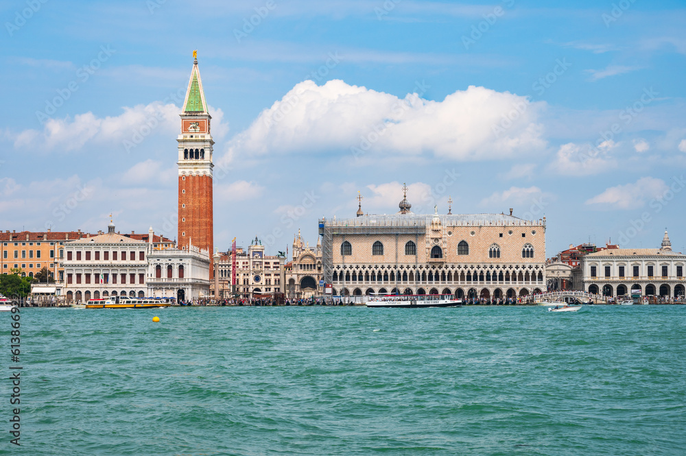 Blick auf San Marco mit Dogenpalast, Basilica di San Marco und Ponte della Paglia