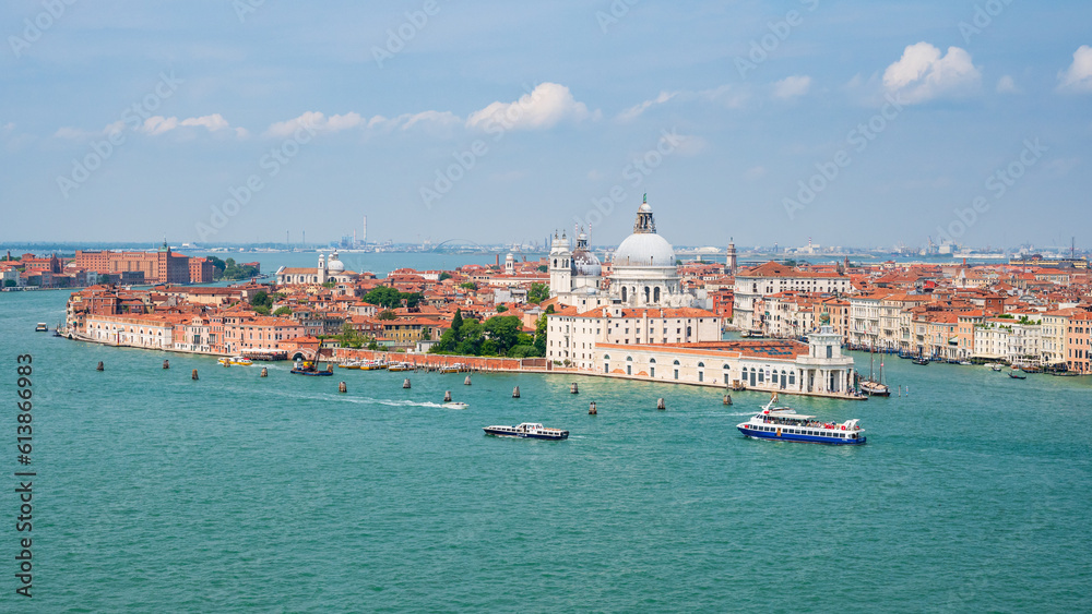 Blick auf die Basilika Santa Maria della Salute am Ausgang des Canale Grande in die Lagune von Venedig