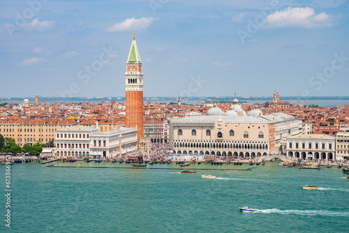 Blick auf San Marco mit Dogenpalast und Basilika di San Marco im Zentrum von Venedig
