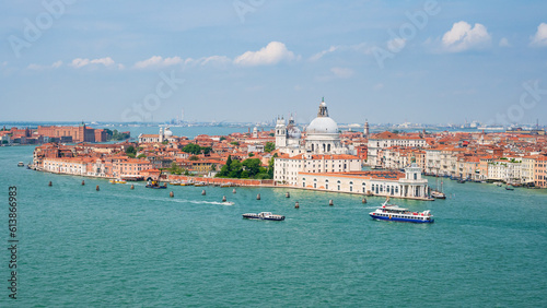 Blick auf die Basilika Santa Maria della Salute am Ausgang des Canale Grande in die Lagune von Venedig