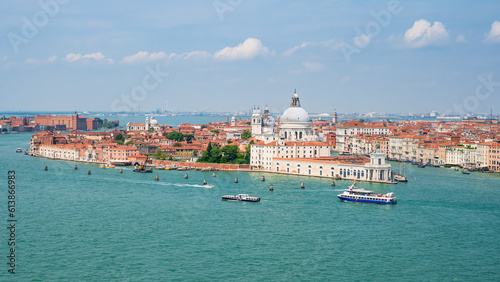 Obraz na płótnie Blick auf die Basilika Santa Maria della Salute am Ausgang des Canale Grande in die Lagune von Venedig w salonie
