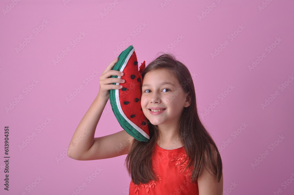 criança menina com vestido vermelho segurando melância, conceito de alimentação saudavél criança menina com vestido vermelho segurando melância, conceito de alimentação saudavél