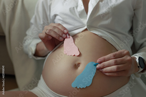 Fényképezés find out the gender of the baby, boy or girl, pregnant woman belly close-up