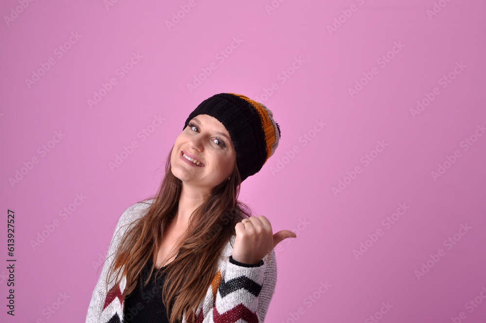 bela jovem mulher com roupa de inverno, roupa de frio, mulher feliz com expressão sorridente e feliz bela jovem mulher com roupa de inverno, roupa de frio, mulher feliz com expressão sorridente e feliz