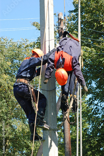 Foto An electrician helps an electrocuted worker