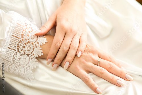 Mão da noiva com detalhe na unha  photo