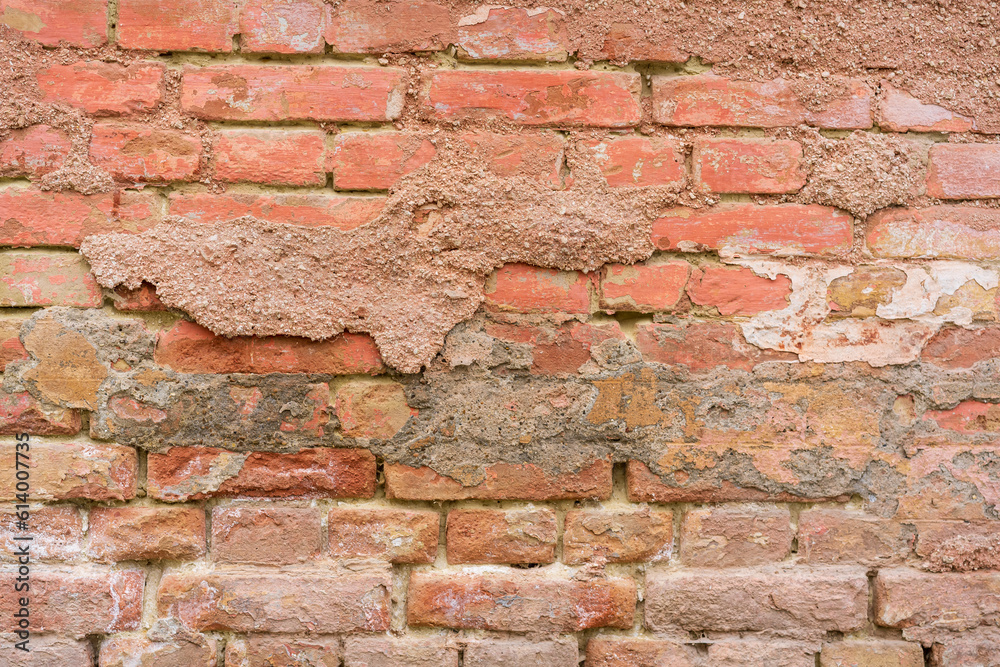 Obraz premium Old brick wall and crumbling plaster. Background or backdrop. Blank for design
