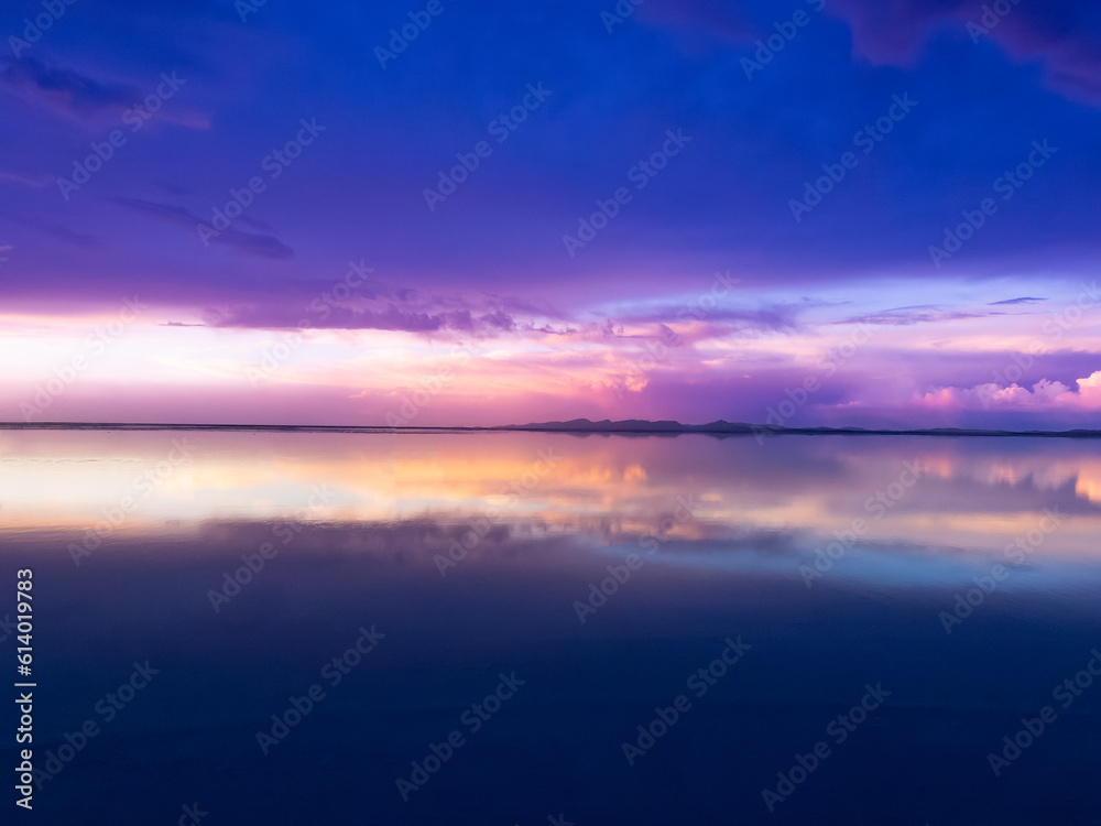 ウユニ塩湖の夕暮れ