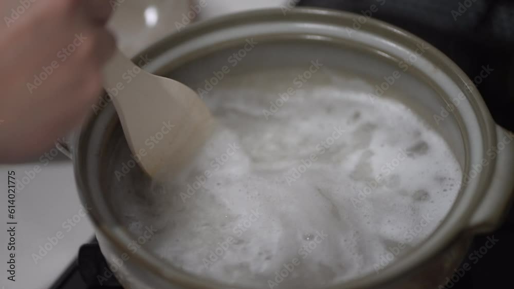 土鍋でお粥を作る様子