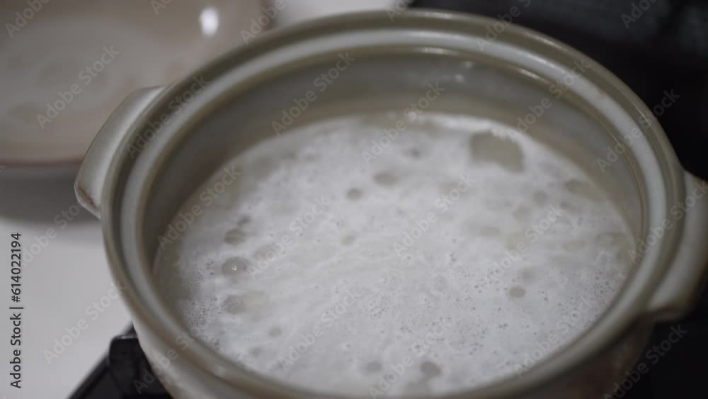 土鍋でお粥を作る様子