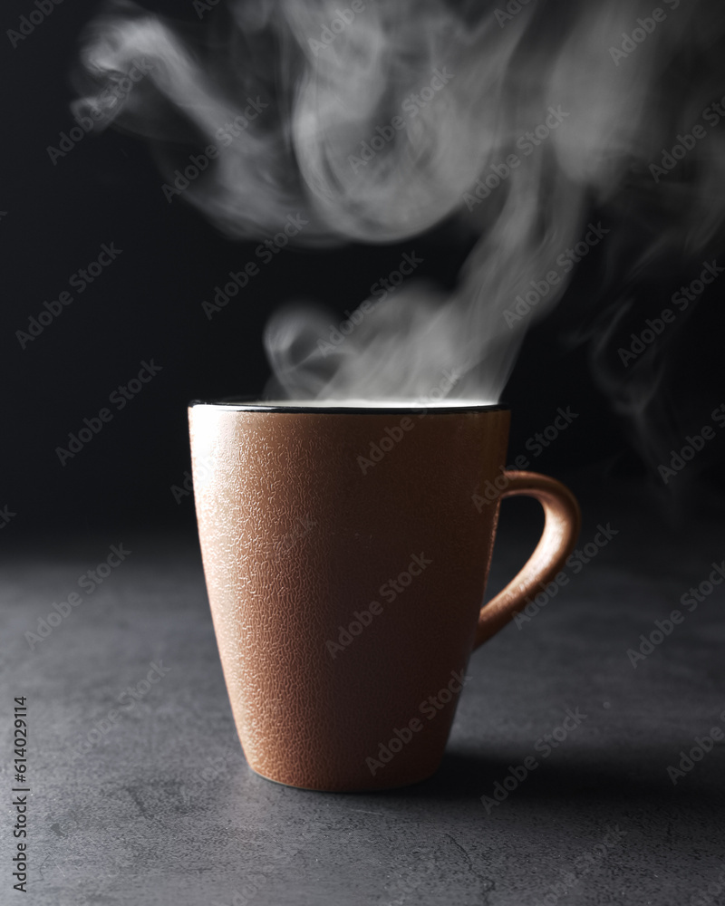 暗闇の中の湯気が上がるコーヒーでコーヒータイム 暗闇の中の湯気が上がるコーヒーでコーヒータイム