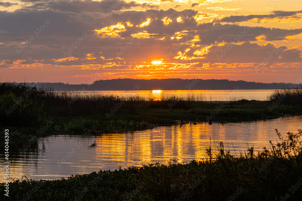 Obraz premium sunset over the lake