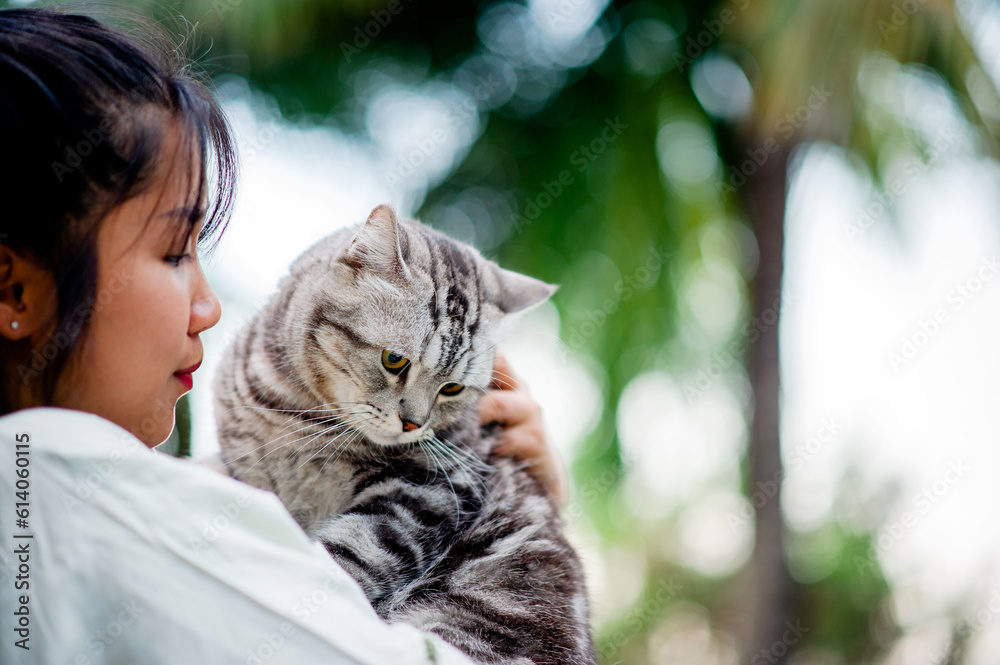 Φωτογραφία Woman holding cat playing at home with love for cats The smile glints in his bond with his fluffy pet cat