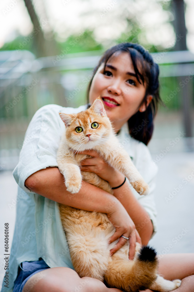 Φωτογραφία Woman holding cat playing at home with love for cats The smile glints in his bond with his fluffy pet cat