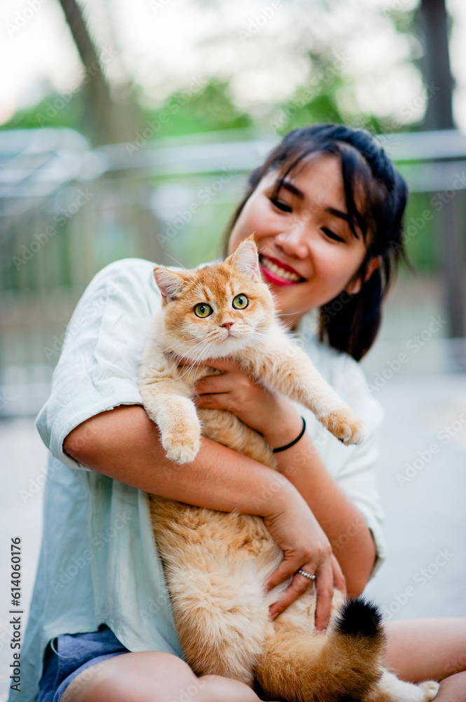 Φωτογραφία Woman holding cat playing at home with love for cats The smile glints in his bond with his fluffy pet cat