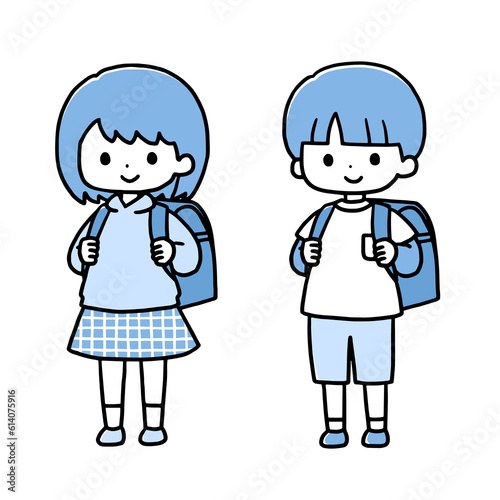 並んで立つ小学生の女の子と男の子