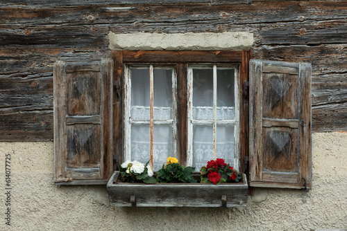 Altes Holzfenster an einem Bauernhaus  Bayern